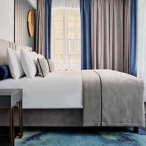 Kamer met een King Size Bed op de Hoek
